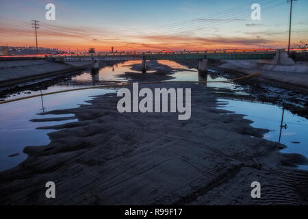 Ruisseau Ballona à marée basse. Ruisseau Ballona, une fois qu'un ruisseau sinueux, est aujourd'hui une voie navigable de 9 milles bétonnés qui draine le bassin de Los Angeles et watersh Banque D'Images