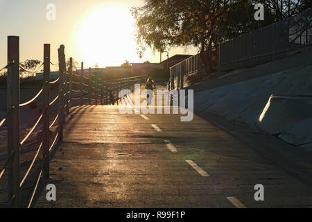 Piste cyclable le long du ruisseau Ballona, Culver City, Californie, USA Banque D'Images