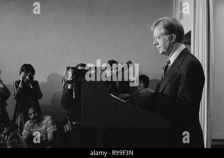 Le président Jimmy Carter annonce de nouvelles sanctions contre l'Iran en représailles de la prise des otages américains. 7 avril 1980 Banque D'Images