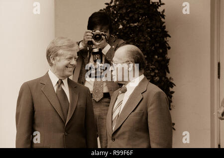 Le président Jimmy Carter se félicite le Premier Ministre israélien Menahem Begin à la Maison Blanche, Washington, D.C. . 8 avril 1980 Banque D'Images