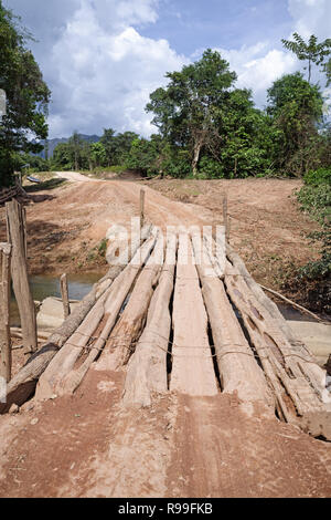 Journal primitive pont sur une rivière sur un chemin de terre sur la façon d'interdire Natan Laos Banque D'Images