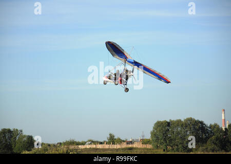 Région de Vladimir, Russie. 28 août 2013. Quartiers de ville Kovrov. Ultralight trike survolent le champ Banque D'Images