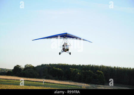 Région de Vladimir, Russie. 28 août 2013. Quartiers de ville Kovrov. Ultralight trike avec terres de passagers sur le terrain Banque D'Images