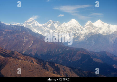 Vue de l'Everest de l'Himalaya et d'autres hauts sommets d'une distance Banque D'Images