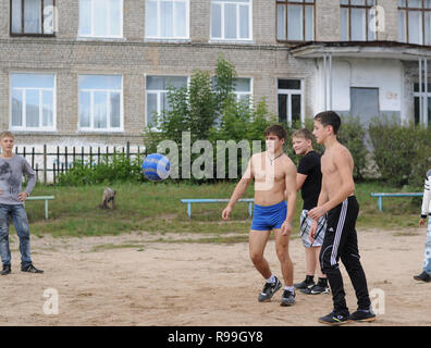 Kovrov, la Russie. 7 septembre 2013. Les adolescents jouent au football dans la cour de l'école Banque D'Images