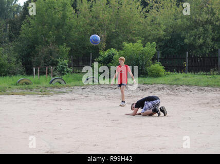 Kovrov, la Russie. 7 septembre 2013. Les adolescents jouent au football dans la cour de l'école Banque D'Images