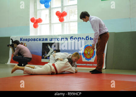 Kovrov, la Russie. 21 septembre 2013. Complexe sportif des compétitions Judo en Vympel. Regarder l'arbitre de la lutte Banque D'Images