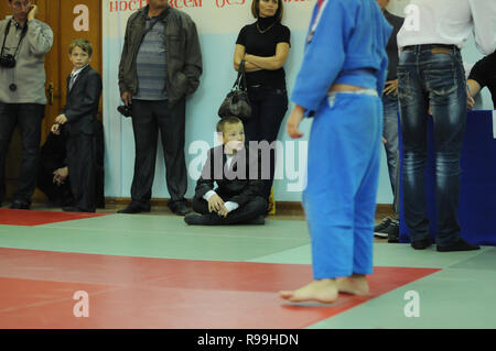 Kovrov, la Russie. 21 septembre 2013. Complexe sportif des compétitions Judo en Vympel. Regarder l'arbitre de la lutte Banque D'Images