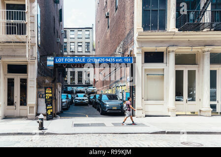 La ville de New York, USA - 25 juin 2018 : : Parc à vendre à Mercer Street à Soho District historique en fonte Banque D'Images