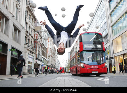 Les navetteurs ont été traités à une performance acrobatique par des acrobates à Londres dans une campagne de céréales Nutri-Grain à lancer une nouvelle recette de barres de céréales Nutri-Grain, conçu pour alimenter occupé le matin. Date de publication : Mardi 20 novembre, 2018. La recherche de céréales Nutri-Grain révèle 89 % de Britanniques l'expérience d'une crise de l'énergie en milieu de matinée. Gymnaste Benjamin Jones effectue un saut périlleux arrière à Oxford Circus. Doté d''atmosphère : où : London, Royaume-Uni Quand : 19 novembre 2018 Crédit : Joe Pepler/WENN.com/PinPep Banque D'Images