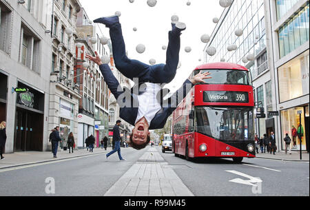 Les navetteurs ont été traités à une performance acrobatique par des acrobates à Londres dans une campagne de céréales Nutri-Grain à lancer une nouvelle recette de barres de céréales Nutri-Grain, conçu pour alimenter occupé le matin. Date de publication : Mardi 20 novembre, 2018. La recherche de céréales Nutri-Grain révèle 89 % de Britanniques l'expérience d'une crise de l'énergie en milieu de matinée. Gymnaste Benjamin Jones effectue un saut périlleux arrière à Oxford Circus. Doté d''atmosphère : où : London, Royaume-Uni Quand : 19 novembre 2018 Crédit : Joe Pepler/WENN.com/PinPep Banque D'Images