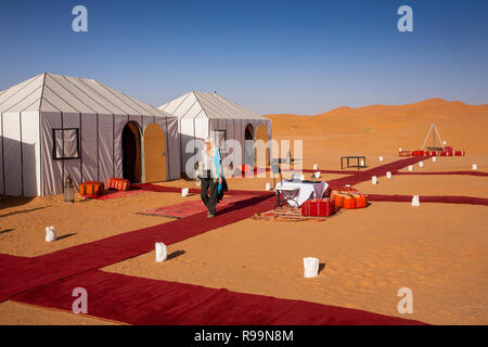 La province d'Errachidia, Maroc, l'Erg Chebbi, woman in luxury camp dans le désert de dunes de sable à l'intérieur, Banque D'Images