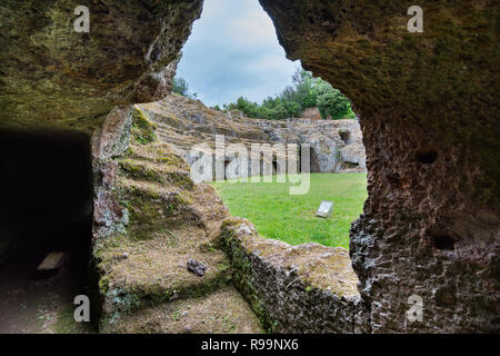 Sutri en Latium, Italie. L'amphithéâtre creusées dans le roc de la période romaine Banque D'Images