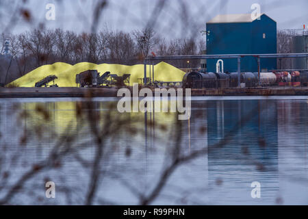 Les tas de soufre sur les rives de la rivière Calumet à une installation industrielle à Chicago à proximité de l'Avenue Torrance Banque D'Images