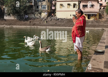 Une prière hindoue à holy Banganga Tank, dans la région de Walkeshwar, Mumbai, Inde Banque D'Images