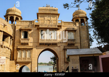 La porte d'entrée de Gadisar Lake, un réservoir d'eau à Jaisalmer. Construit par le premier roi de Jaisalmer, Raja Rawal Jaisal. Banque D'Images