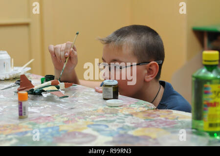 Kovrov, la Russie. 11 novembre 2013. Élève club enfants 'Atlas' peint modèle réduit d'aéronef Banque D'Images