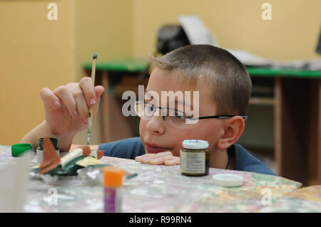 Kovrov, la Russie. 11 novembre 2013. Élève club enfants 'Atlas' peint modèle réduit d'aéronef Banque D'Images