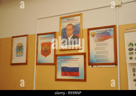 Kovrov, la Russie. 11 novembre 2013. Club pour enfants de l'intérieur 'Atlas'. Portrait du président Vladimir Poutine, texte de l'hymne national de la Russie, d'un drapeau de la Russie Banque D'Images