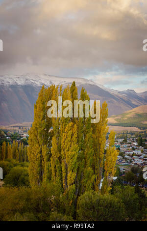 Vue panoramique sur les arbres d'automne et les montagnes contre le ciel, Esquel, Chubut, Patagonie, Argentine Banque D'Images