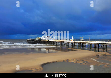 Station pier en soleil contre le ciel d'orage Banque D'Images