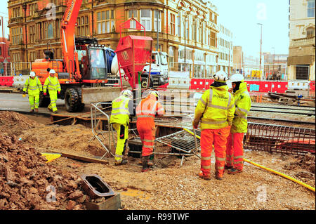 Les ingénieurs versent du béton lors de la construction du nouveau tramway Extension dans le centre-ville de Blackpool Banque D'Images