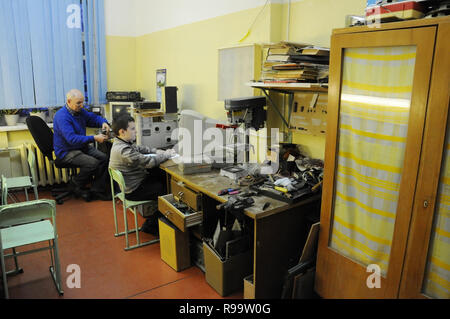 Kovrov, la Russie. 29 janvier 2014. Radio de l'intérieur de l'article club enfants 'Atlas'. Mentor et élève dans la leçon Banque D'Images