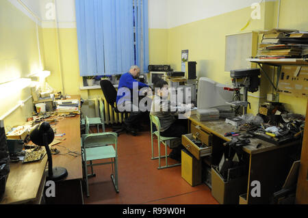 Kovrov, la Russie. 29 janvier 2014. Radio de l'intérieur de l'article club enfants 'Atlas'. Mentor et élève dans la leçon Banque D'Images