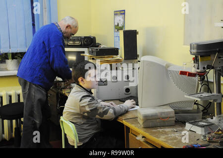 Kovrov, la Russie. 29 janvier 2014. Mentor et élève section radio club pour enfants 'Atlas' dans la leçon Banque D'Images