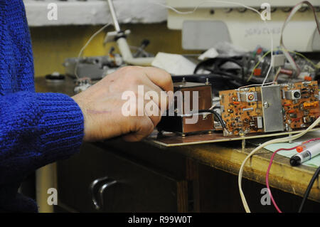 Kovrov, la Russie. 29 janvier 2014. Mentor de l'article radio club pour enfants 'Atlas' travailler avec ancien équipement électronique Banque D'Images