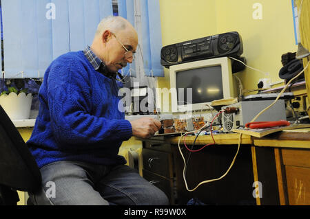 Kovrov, la Russie. 29 janvier 2014. Mentor de l'article radio club pour enfants 'Atlas' travailler avec ancien équipement électronique Banque D'Images