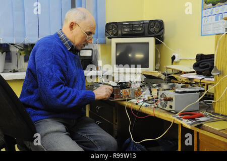 Kovrov, la Russie. 29 janvier 2014. Mentor de l'article radio club pour enfants 'Atlas' travailler avec ancien équipement électronique Banque D'Images