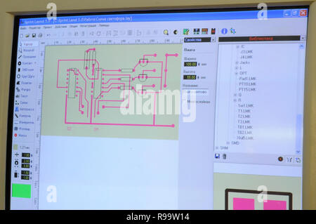 Kovrov, la Russie. 29 janvier 2014. Contrôle du circuit d'un dispositif électronique qui a créé un élève club enfants 'Atlas' sur l'écran d'un ordinateur Banque D'Images
