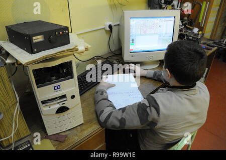 Kovrov, la Russie. 29 janvier 2014. Élève club enfants 'Atlas' crée un circuit d'un appareil électronique à l'aide d'un programme spécial sur l'ordinateur Banque D'Images