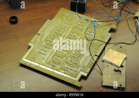 Kovrov, la Russie. 29 janvier 2014. Circuit électronique après avoir démonter ancien appareil électronique dans la section radio club pour enfants 'Atlas' Banque D'Images