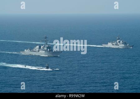 Le sous-marin d'attaque rapide de la Marine américaine USS Louisville, gauche, voiles aux côtés des missiles USS Spruance et la Royal Australian Navy frégate de classe ANZAC HMAS Ballarat pendant l'exercice de guerre anti-sous-marine SHAREM 195 avec les États-Unis et la France, le 18 décembre 2018 dans la mer d'Oman. Banque D'Images