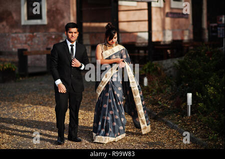 À la mode et élégant amis indiens couple de femme en sari et l'homme en costume. Banque D'Images