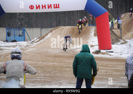 Kovrov, la Russie. 22 février 2014. Les compétitions de motocross d'hiver dans le complexe sportif Motodrom Banque D'Images