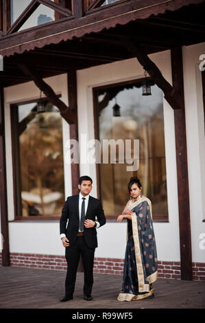 À la mode et élégant amis indiens couple de femme en sari et l'homme en costume. Banque D'Images