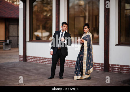 À la mode et élégant amis indiens couple de femme en sari et l'homme en costume. Banque D'Images