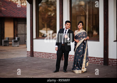 À la mode et élégant amis indiens couple de femme en sari et l'homme en costume. Banque D'Images