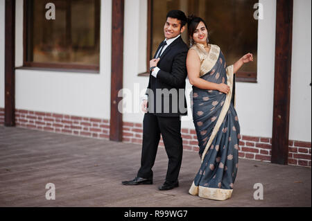 À la mode et élégant amis indiens couple de femme en sari et l'homme en costume. Banque D'Images