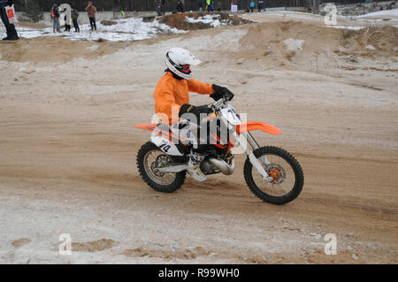 Kovrov, la Russie. 22 février 2014. Les compétitions de motocross d'hiver dans le complexe sportif Motodrom Banque D'Images