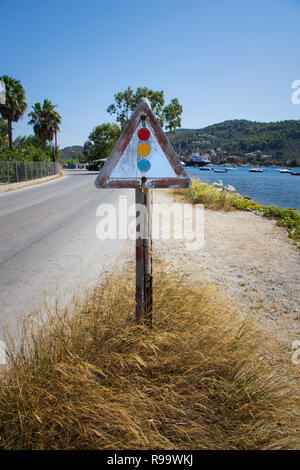 SKIATHOS, GRÈCE - le 18 août 2017. Ancien panneau d'avertissement de trafic sur le chemin de l'aéroport de Skiathos, la ville de Skiathos, Grèce, le 18 août 2017. Banque D'Images