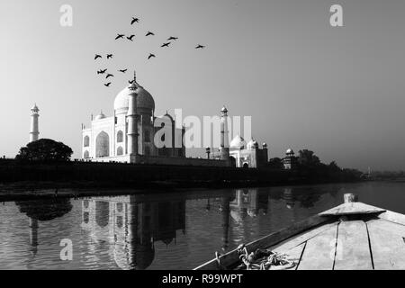 Taj Mahal reflète dans la rivière Yamuna View de bateau en bois en noir et blanc. Banque D'Images