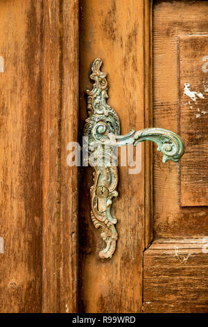 Ancienne poignée en métal sur la porte en bois Banque D'Images