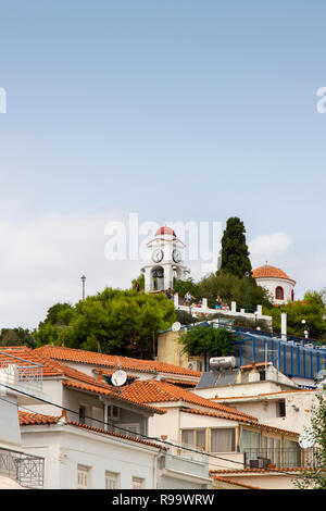 SKIATHOS, GRÈCE - le 18 août 2017. L'église Agios Nikolaos et tour de l'horloge, la ville de Skiathos, Grèce, le 18 août 2017. Banque D'Images