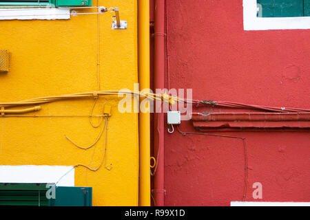 Peinture de couleur contrastante sur les maisons multicolores sur l'île de Burano Venise Italie Banque D'Images
