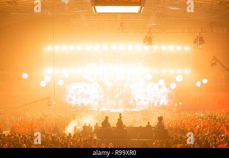 Les concerts de foule d'un concert de rock. Grande salle de concert avec une grande scène. Beaucoup de gens. Équipements de l'éclair. Tournage de télévision un concert o Banque D'Images