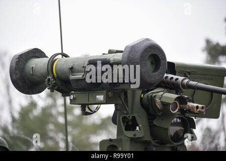 Une commune de l'armée américaine d'arme télécommandé ou Javelin CROWS-J, monté sur un véhicule porteur d'infanterie Stryker, prêts à être tirés sur la zone d'entraînement Grafenwoehr 7e Armée, le 19 décembre 2018 à Grafenwoehr, Allemagne. Le lanceur de missiles tirés à distance est actionné de l'intérieur du véhicule pour protéger les soldats. Banque D'Images